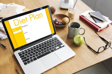 Açık tablo üstünde laptop
