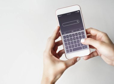Cep telefonu ellerinde.