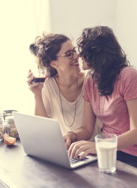 Lezbiyen çift birlikte vakit geçiriyor.