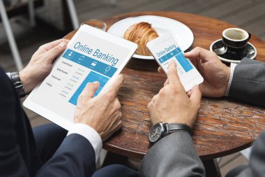 Tablet ve mobil kullanarak iş adamları