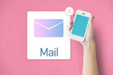 Akıllı telefon tutan kadın