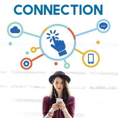 Akıllı telefon kullanan genç bir kadın.