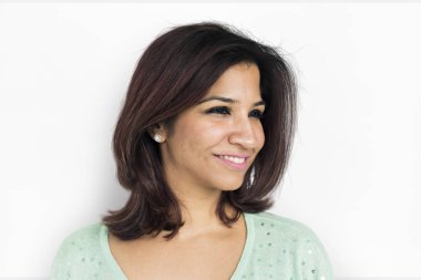 Kısa saçlı yetişkin bir kadın.