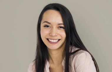 Uzun saçlı genç bir kadın.