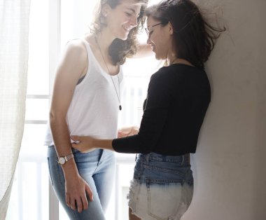 Lezbiyen çift birlikte vakit geçiriyor.