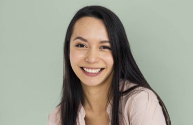 Uzun saçlı genç bir kadın.