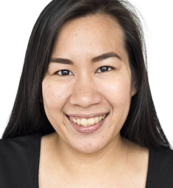 stüdyoda gülümseyen Asyalı kadın 