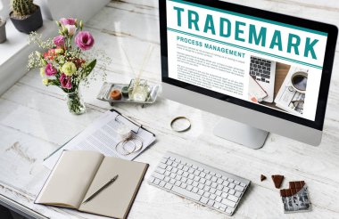 bilgisayar monitöründe çalışma alanı tablosu