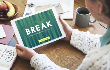 Dijital tablet tutan kadın 