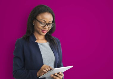 Dijital tablet kullanan iş kadını