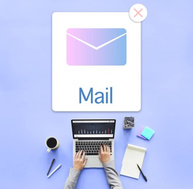 dizüstü bilgisayar üzerinde çalışan kişi