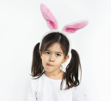 Kız stüdyoda poz veriyor.