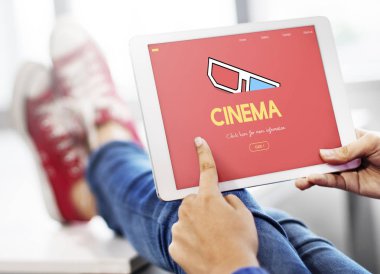 Dijital tablet kullanan kişi