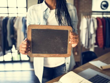 Kız holding boş işareti