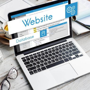 çalışma alanı tablo açılan laptop