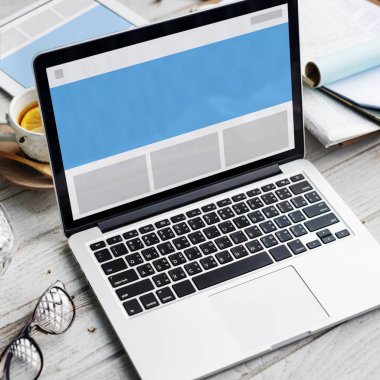 çalışma alanı tablo açılan laptop
