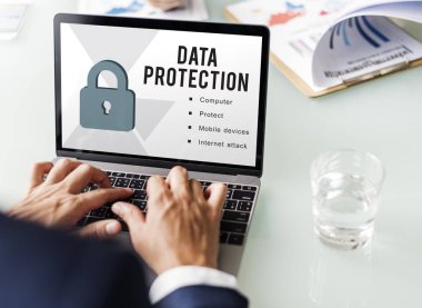 tipik dizüstü klavye üzerinde işadamı