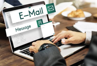 tipik dizüstü klavye üzerinde iş adamı