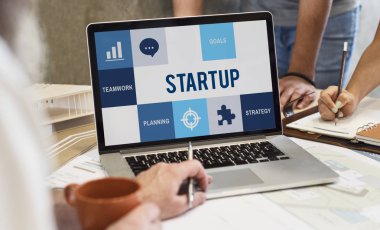 dizüstü bilgisayarda çalışan mimar