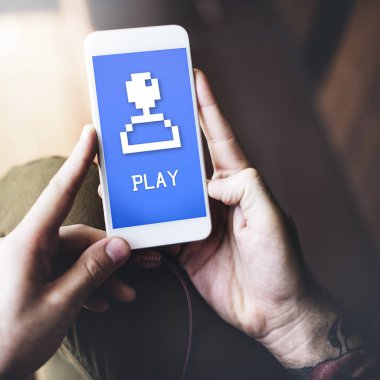 Akıllı telefon kullanan adam