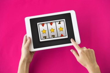 insan elinden tutarak dijital tablet