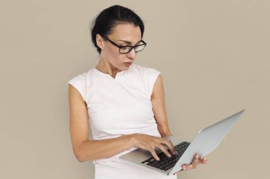 İş kadını Laptop 'ta çalışıyor