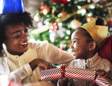 anne çocuk için mevcut vermek