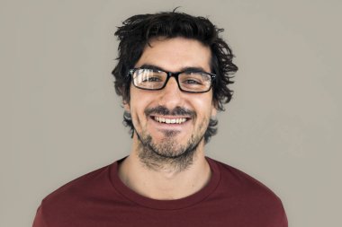 Studio gülümseyen adam