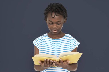 Afrikalı küçük kız okuma kitabı