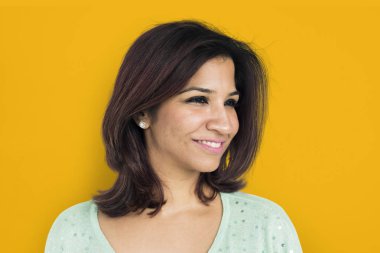 Kısa saçlı yetişkin bir kadın.