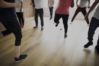 İnsanlar egzersiz sınıfında