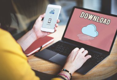 Dizüstü bilgisayar kullanan genç kadın