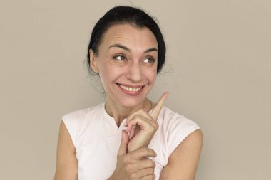 Parmakla işaret eden kadın