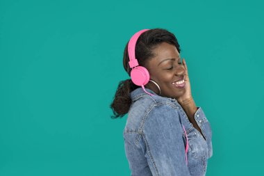 Afrikalı kadın kulaklık müzik dinleme