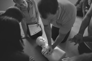 CPR ilk yardım eğitimi öğrenme insanlar 