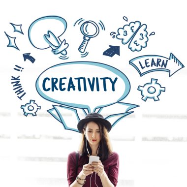 Akıllı telefon kullanan genç bir kadın.