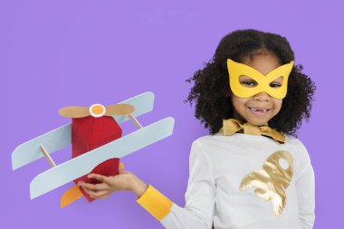 Afrikalı kız stüdyoda poz