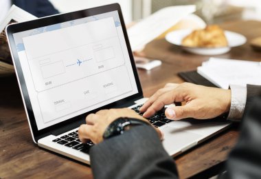 tipik dizüstü klavye üzerinde iş adamı