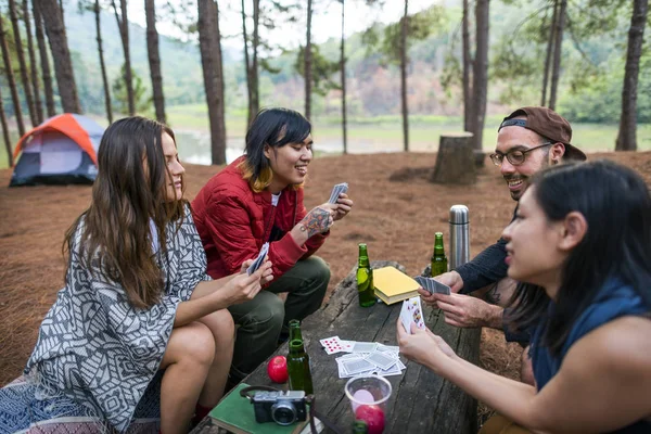 Amigos jogando cartas — Fotografia de Stock