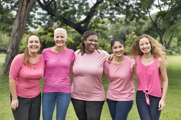 Mulheres bonitas em camisas rosa — Fotografia de Stock