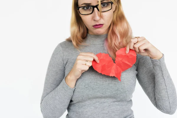 Mujer sosteniendo papel corazón —  Fotos de Stock