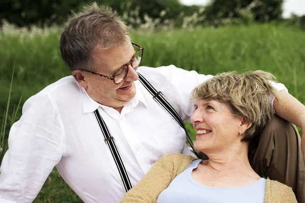 Elderly couple in field — Stock Photo, Image