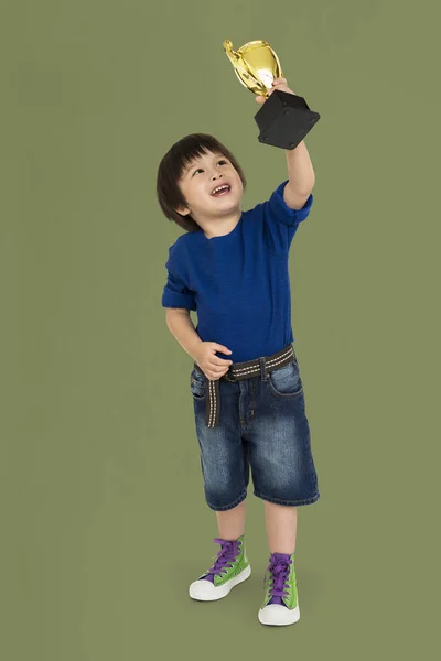 Asian Boy segurando troféu prêmio — Fotografia de Stock