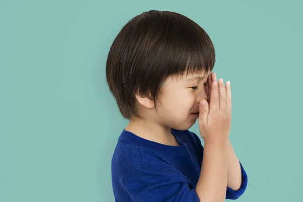 Bang Aziatische jongen die betrekking hebben op gezicht — Stockfoto