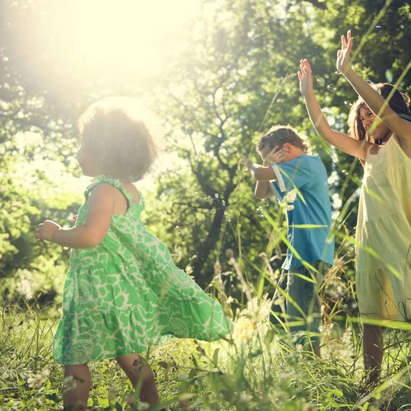 Niños jugando juntos al aire libre —  Fotos de Stock