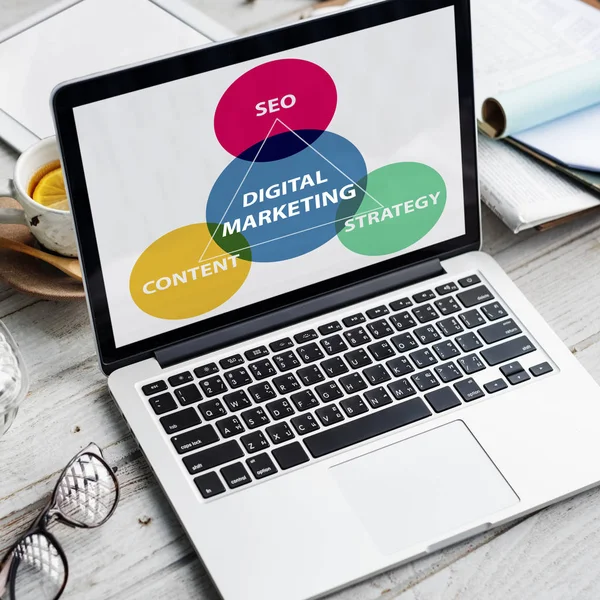 çalışma alanı tablo açılan laptop