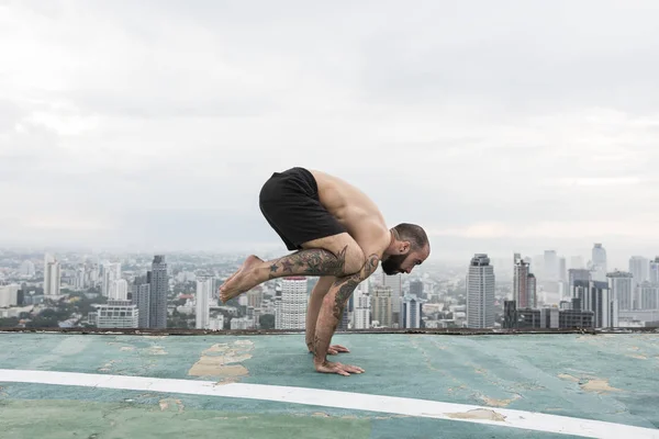 屋上の男練習ヨガ — ストック写真