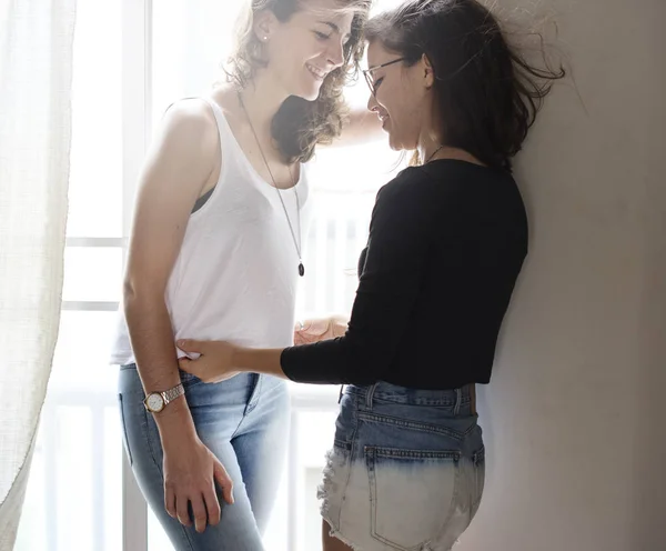 Lesbisches Paar verbringt Zeit miteinander — Stockfoto