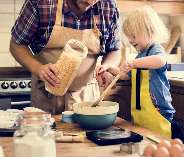 Vader en zoon samen bakken — Stockfoto