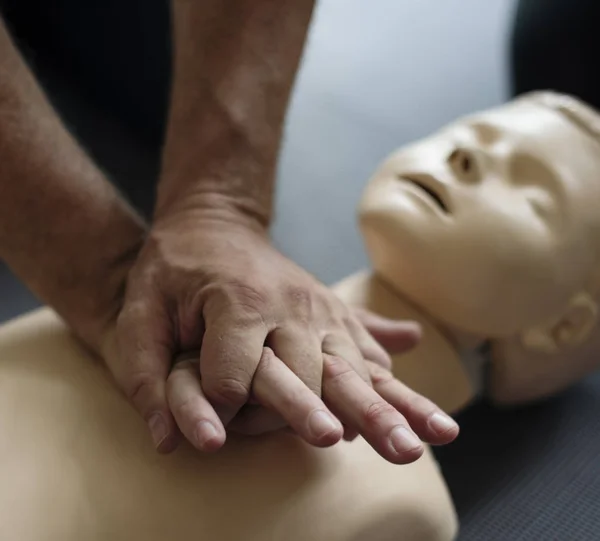 Persone che imparano CPR Formazione di primo soccorso — Foto Stock